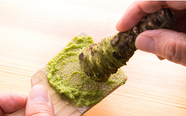 Křen místo wasabi? V sushi restauraci ho dostanete skoro vždycky, jen obarvený