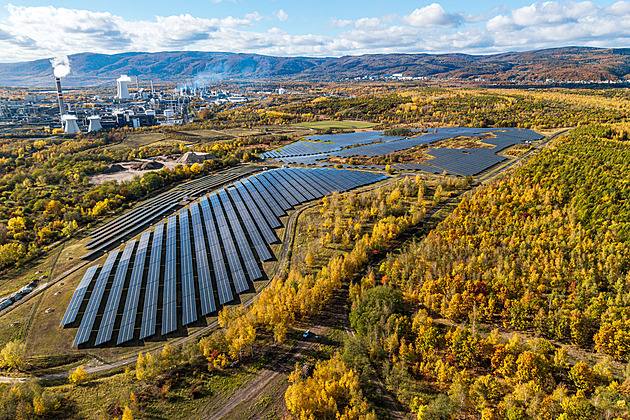 Výsypku pokryly tisíce solárů. Prohlédněte si elektrárnu u Litvínova z výšky