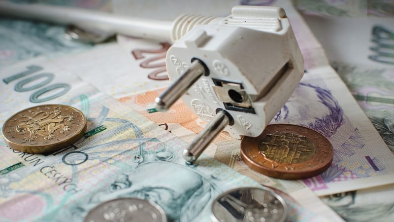 Dlouhé fixace prudce zdražují. Dodavatelé energií začínají přenášet vyšší ceny na zákazníky