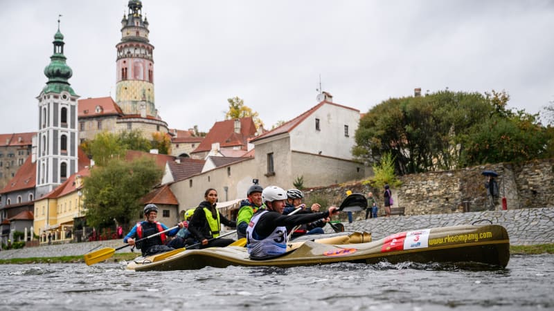 Vodu nepustili, závodníci jeli stejně. Krumlovský maraton zachránili ambasadoři s medvědí hlavou