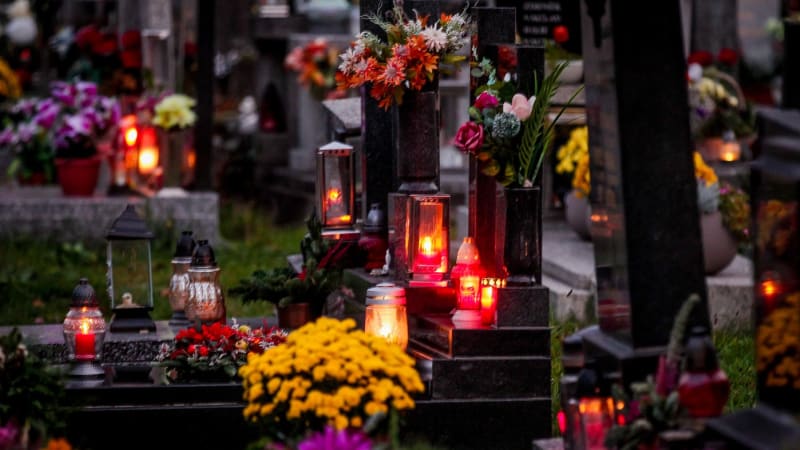 Za Dušičky si letos připlatíme. Nejvíce podražily umělé květiny, vzrostla však i cena svíček